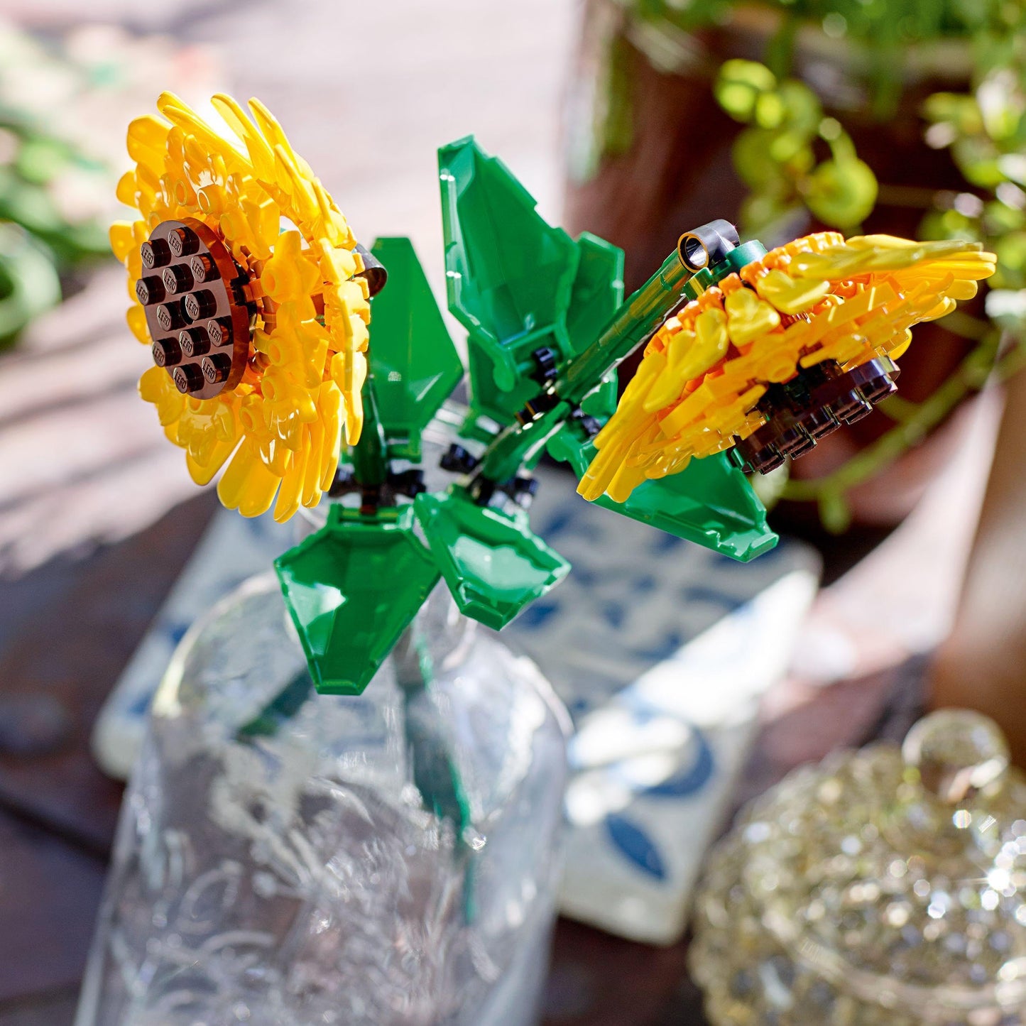 LEGO Botanicals Sunflowers - Yellow Faux Flowers Building Set - Desk Decoration or Floral Bouquet Home Decor - Gift for 8+ Year Old Girls & Boys - Valentine's Treat - Botanical Collection - 40524